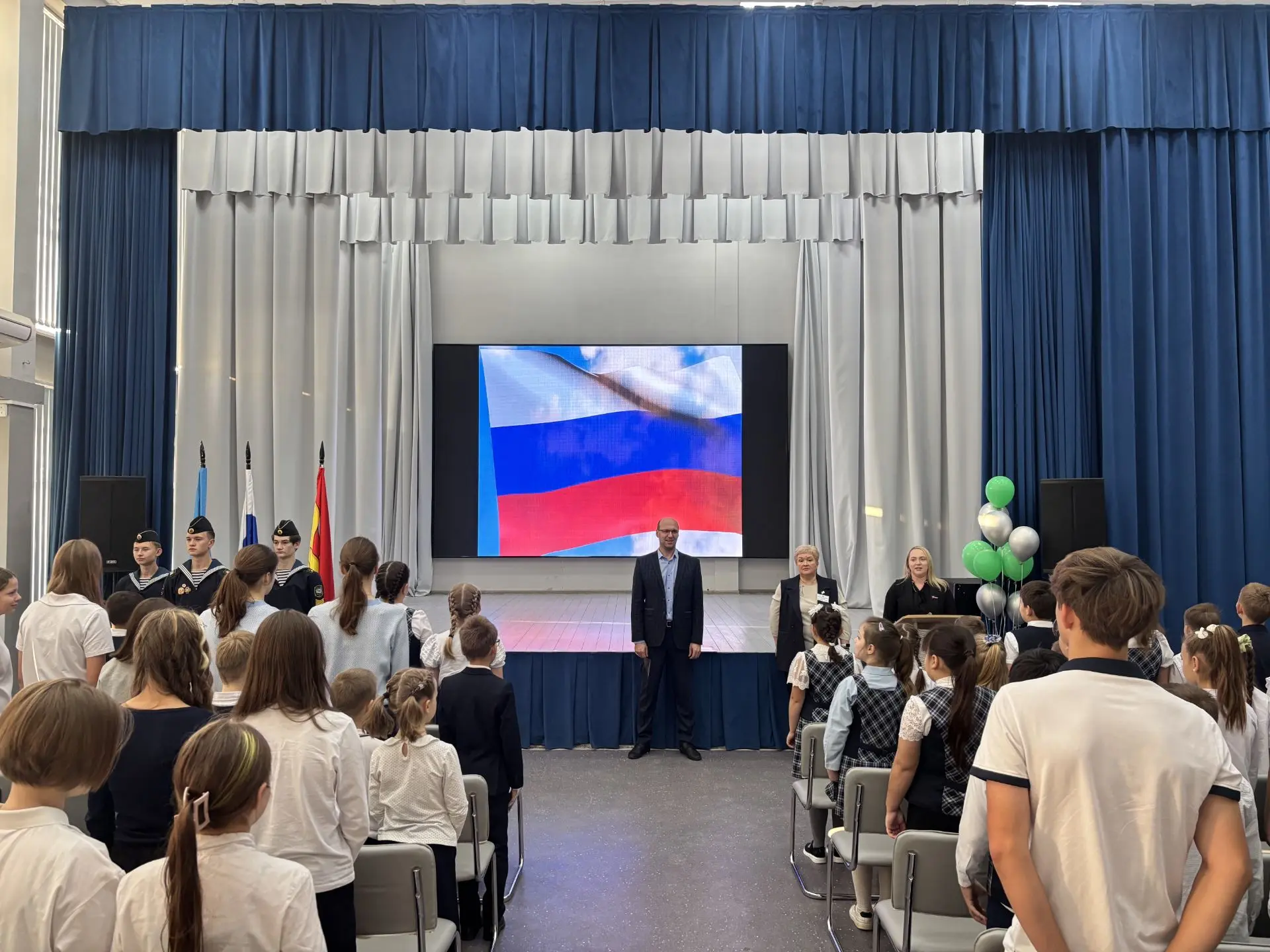 🇷🇺 12 октября. Новая учебная неделя в нашей школе по традиции началась с торжественно...