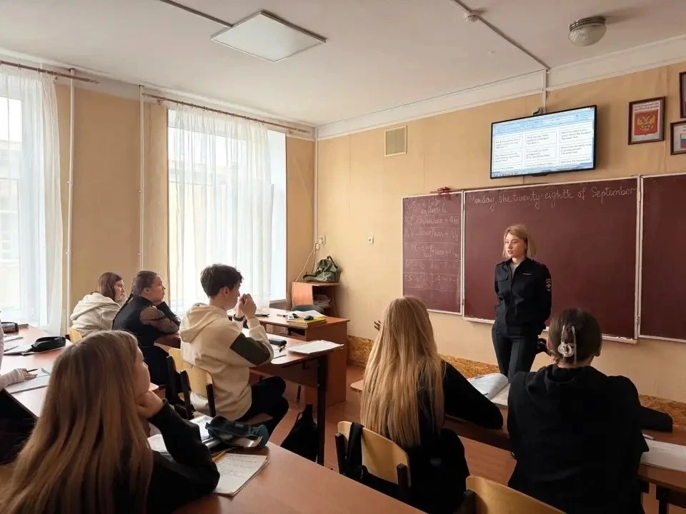 Диалог о будущем: сотрудники полиции рассказали школьникам о службе и учёбе в вузах МВД