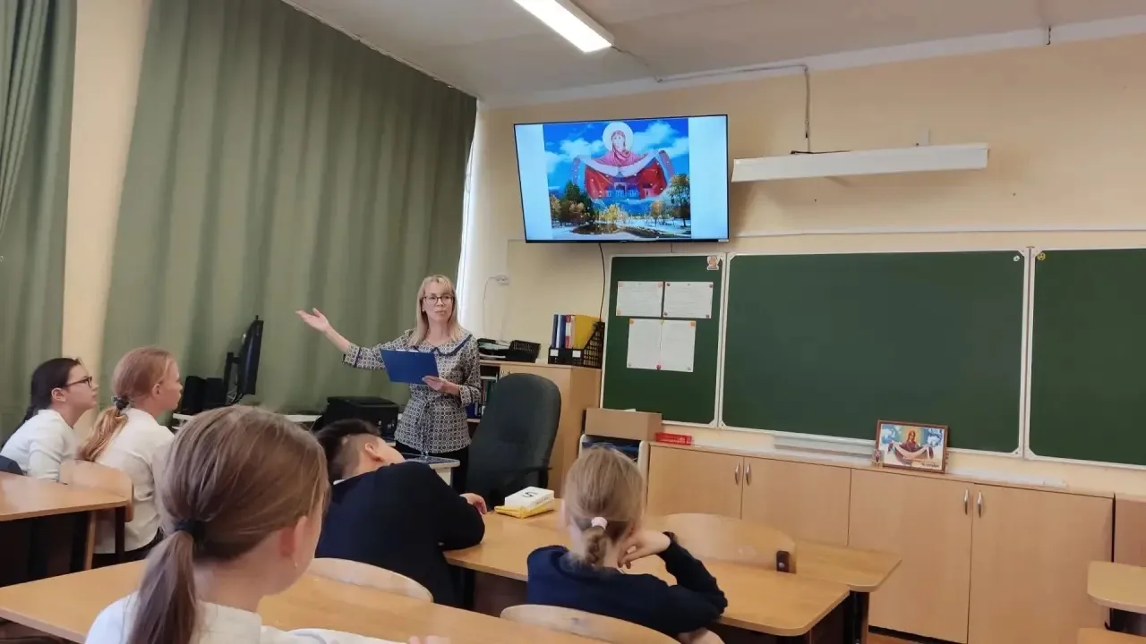 💙 Сегодня в 5И классе прошёл не совсем обычный урок. Библиотекарь Людмила Яманкина рас...