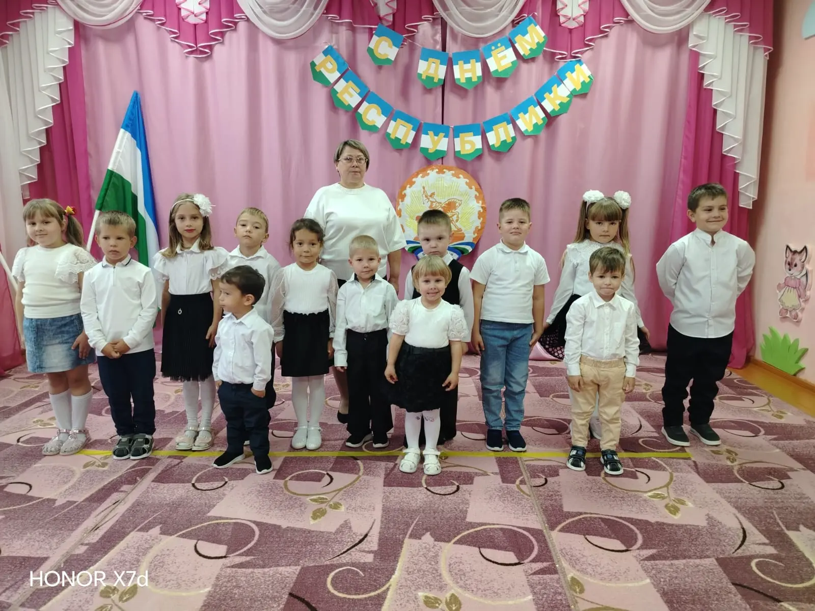 Сегодня в нашем детском саду было по настоящему празднично! Мы собрались в украшенном з...