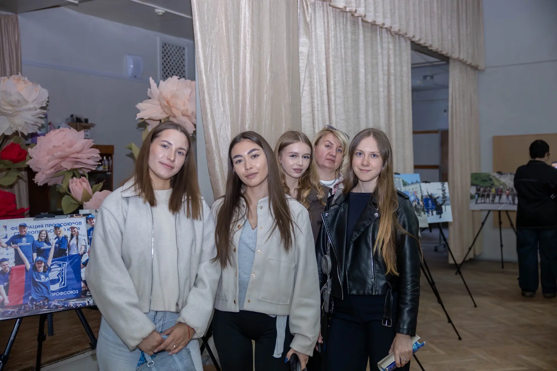 Всю неделю в зале Дворца культуры колледжа работала уникальная выставка фотографий из ж...