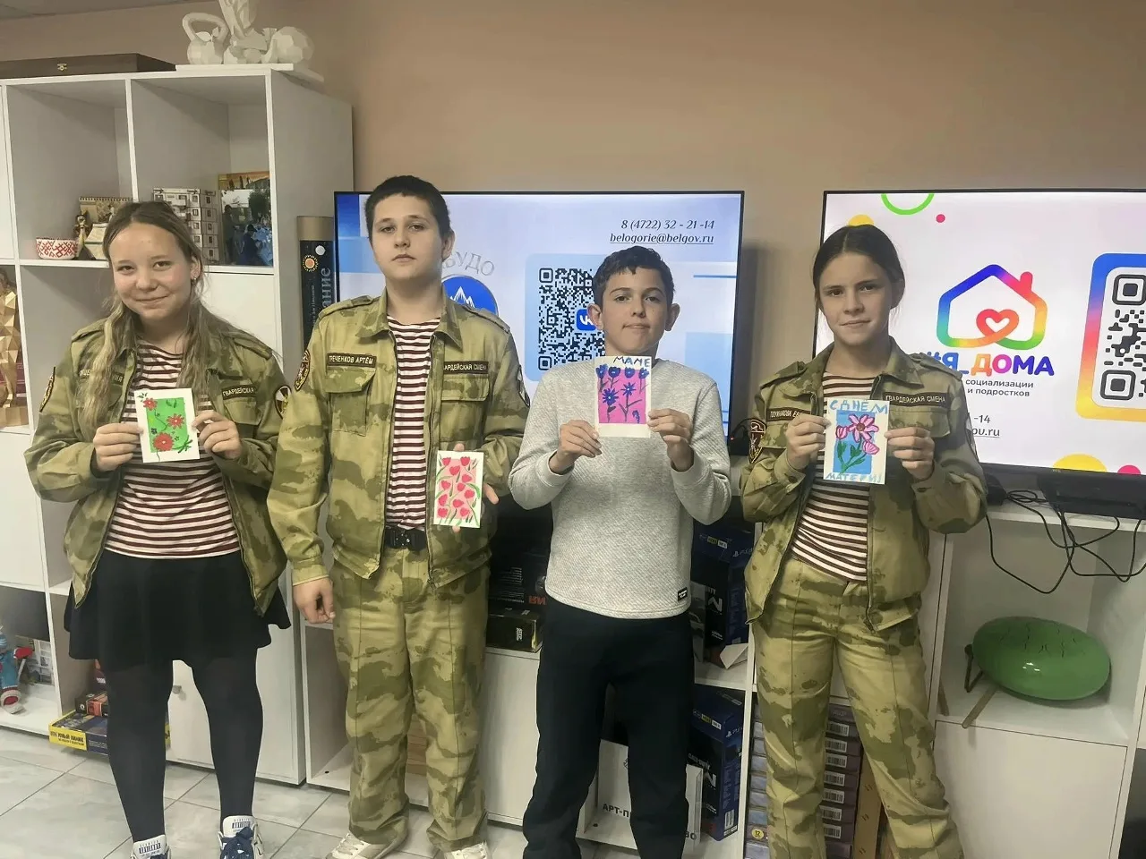Ученики 7 «Б» класса на творческом мастер‑классе «Цветы для самого родного человека»!