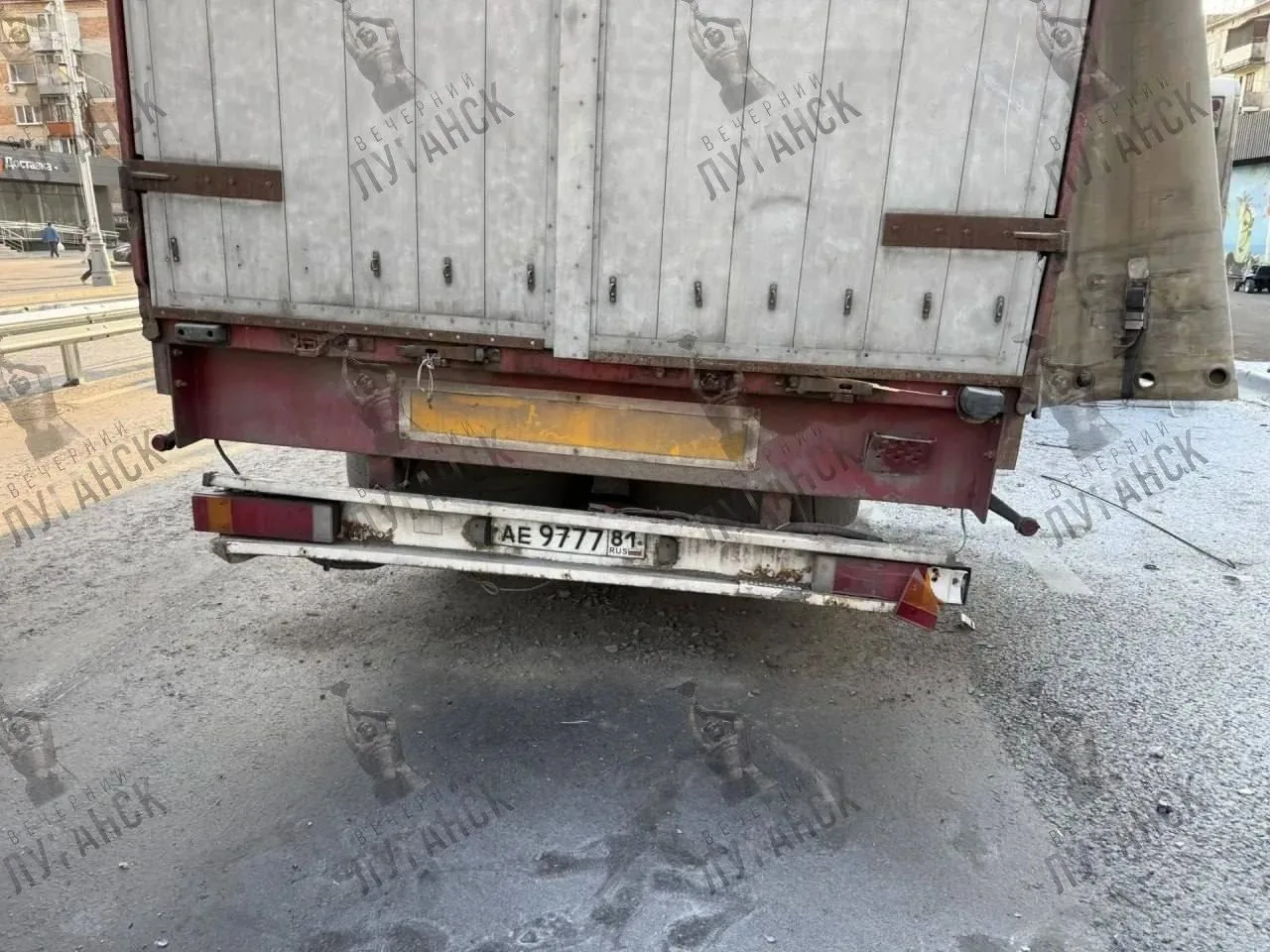 В восточной части Луганска ударили по городскому автобусу и фуре.