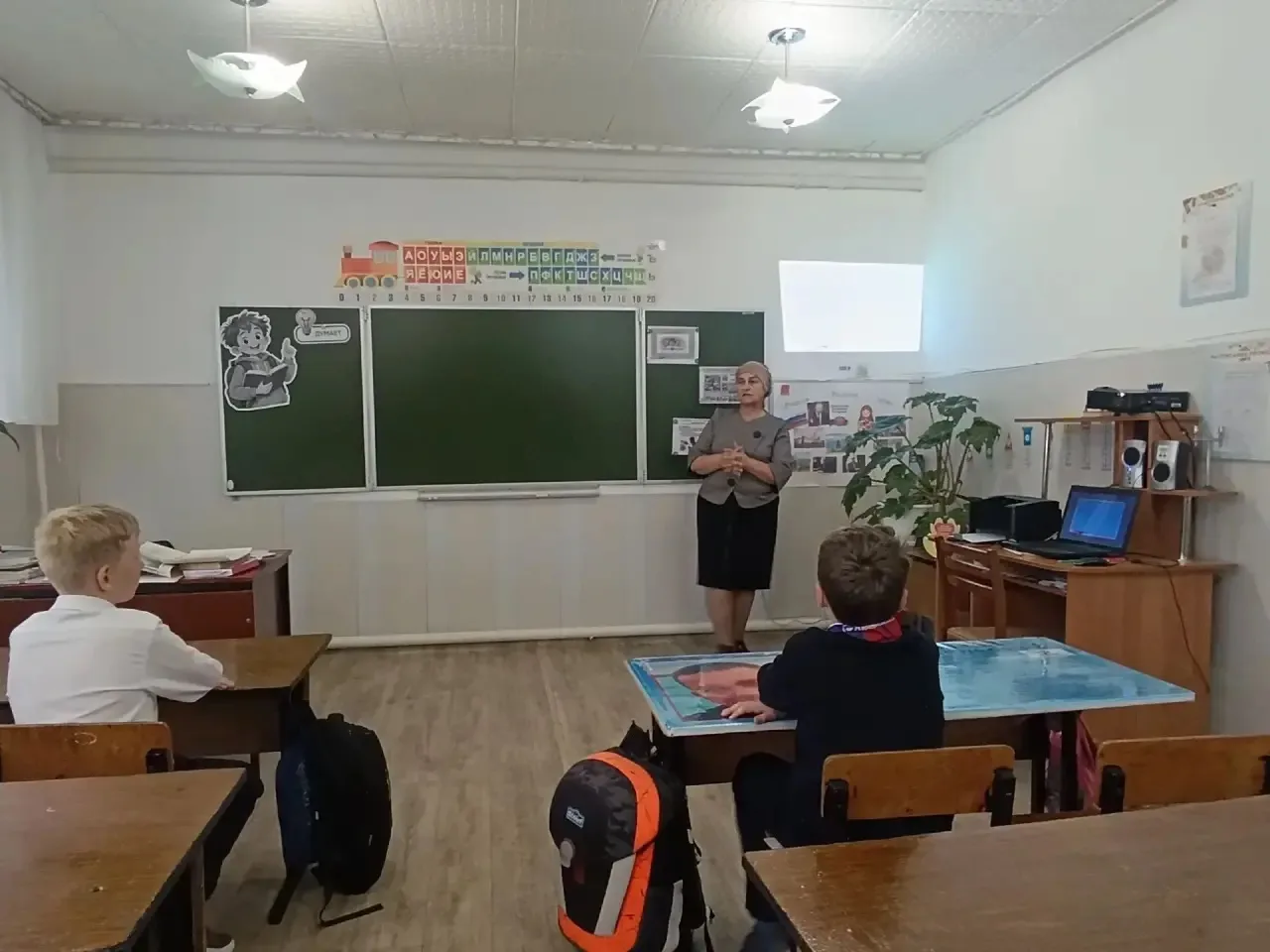 В 4 классе МБОУ "СШ п. Малокурганный" прошёл классный час "Мы против террора". Цель: сф...