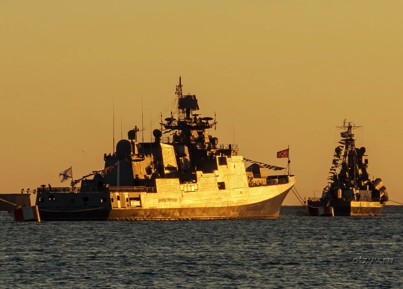 ⚓🇷🇺 Закат на рейде Севастополя. ФР "Адмирал Григорович" и МРК "Мираж".