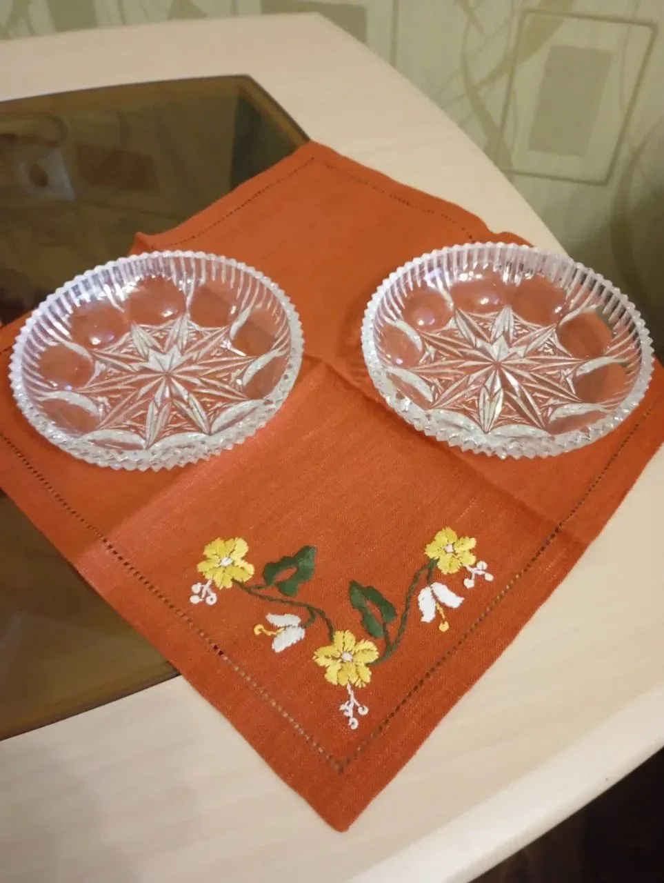 Поднос- Хохлома 2500₽, картина 500₽, чешский хрусталь1980г. По 1500₽ за набор.  8-918-4...
