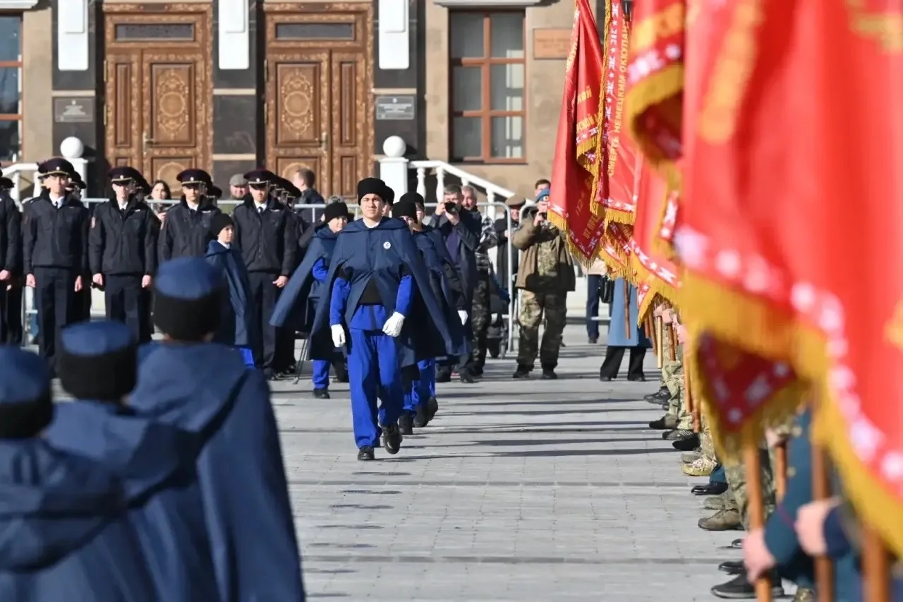 На Советской площади Уфы состоялось знаковое событие: 559 школьников приняли присягу и ...