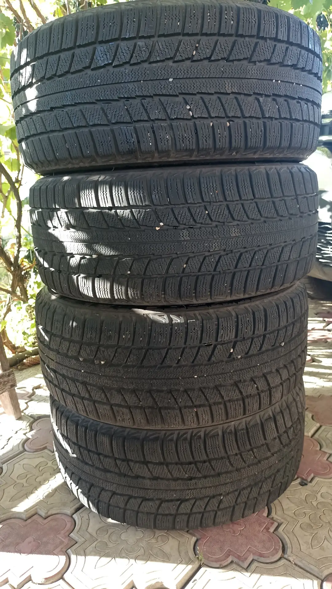 Продам комплект зимней резины Triangle snow lion 225/50 R17. Отличное состояние, держит...