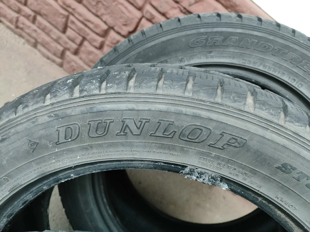 Продам комплект японских зимних шин DUNLOP 235-55-19. Состояние хорошее, ремонтов и пов...
