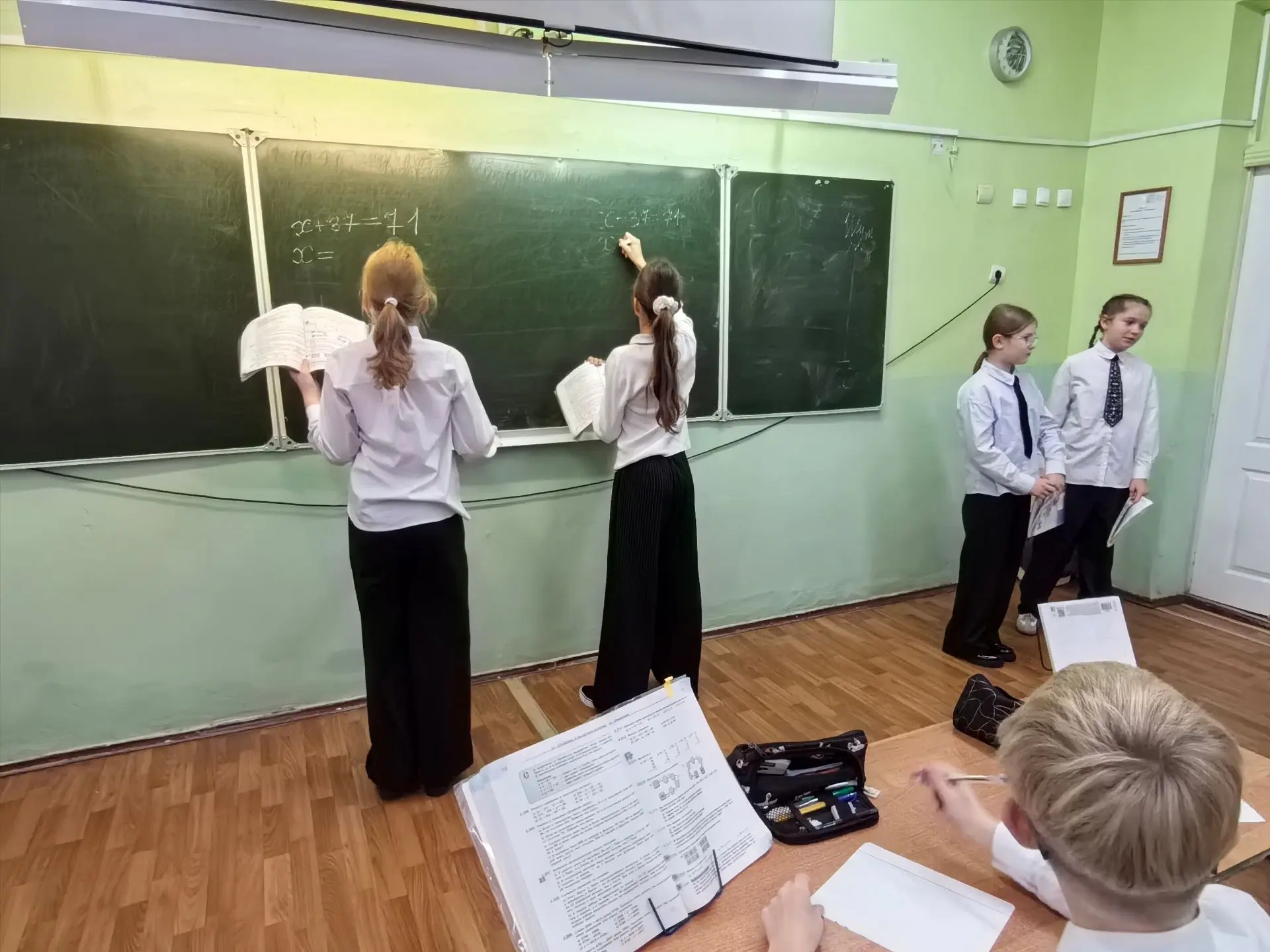 Ученицы 5 "А" класса попробовали себя в роли учителя и на уроках в своём классе.