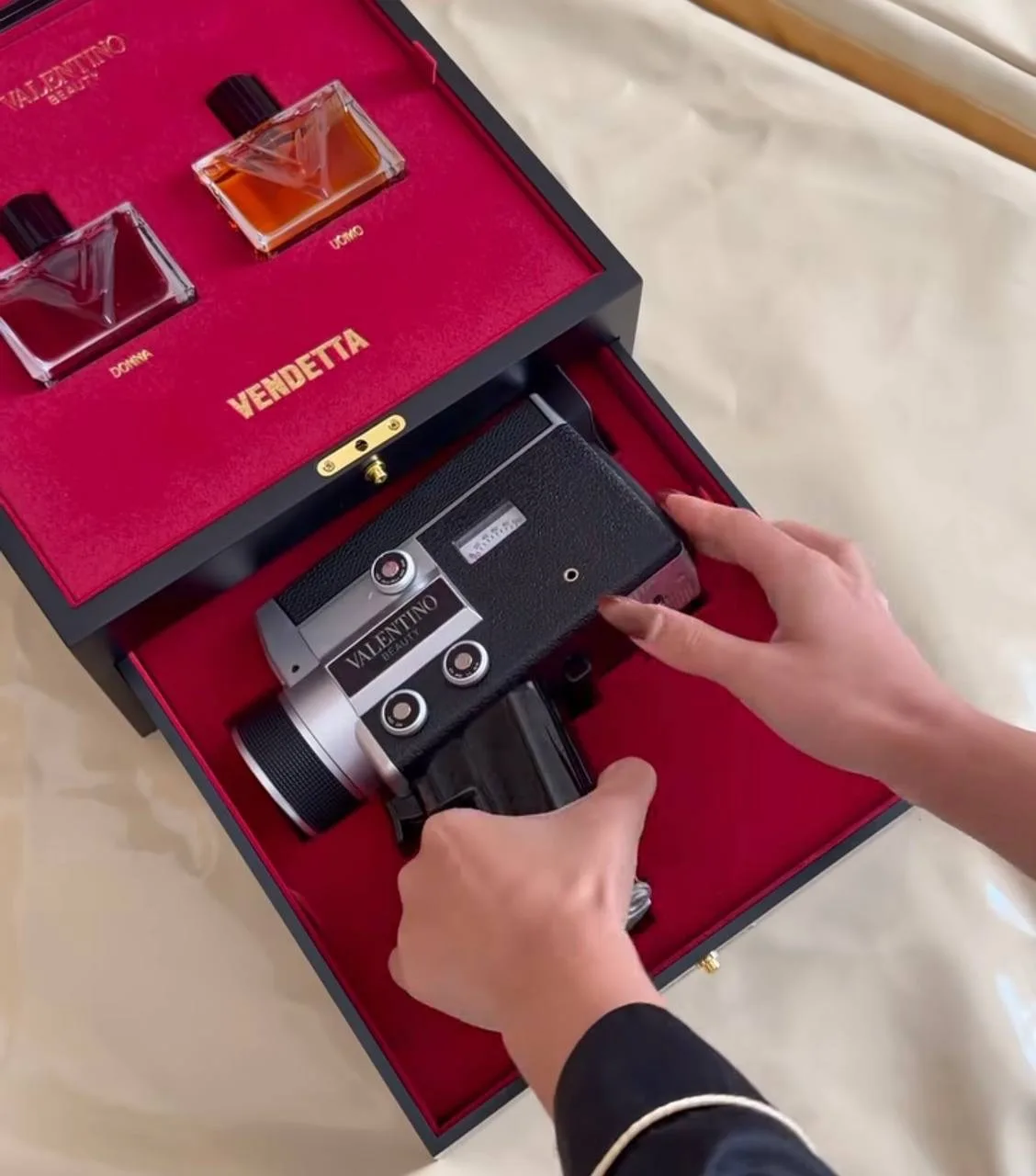 Вау-рассылка Valentino Beauty: ретро видео-камера с новыми ароматами для него и для нее...