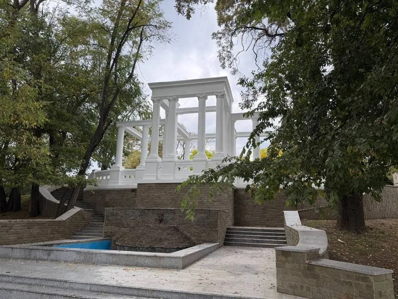 Краснодару подкрасили историю: колоннаду в Городском саду привели в порядок!