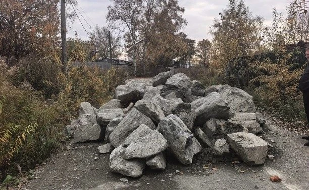 В Южно-Сахалинске разыскивают того, кто бросил вызов администрации и засыпал дорогу
