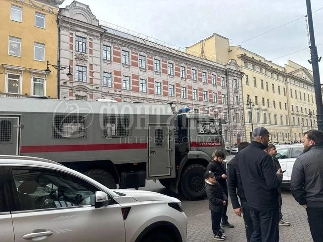 В Петербурге силовики проводят миграционный рейд у Сенного рынка