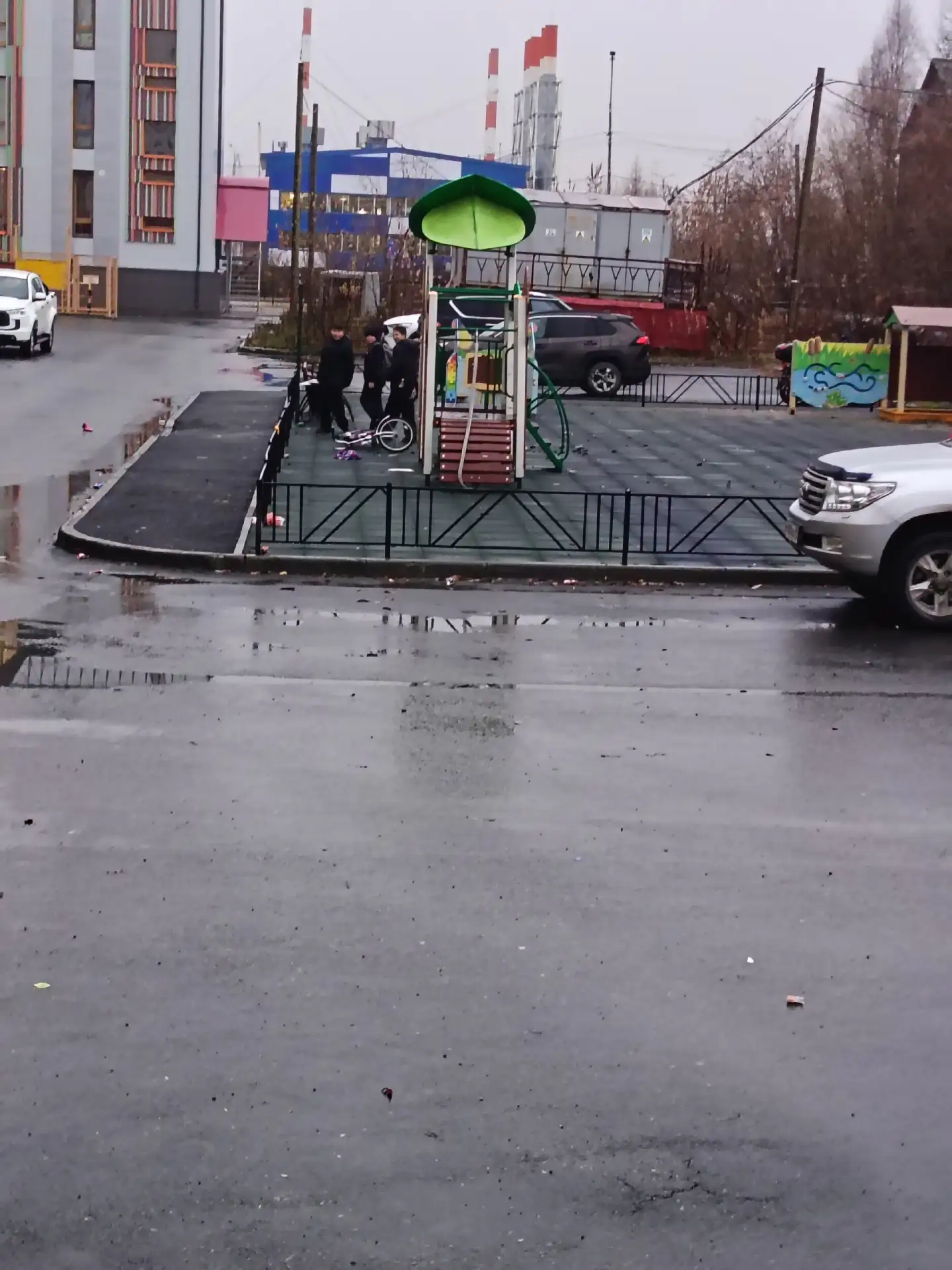 Кто узнает своих чад, бегают по подъездам, долбят ногами по дверям жилых квартир, на за...