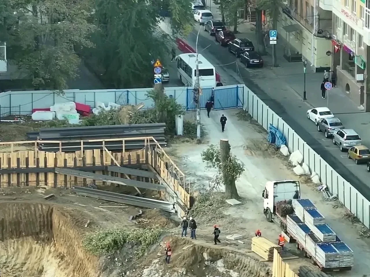 Полиция и Росгвардия явились на стройку стадиона в Воронеже в поисках нелегалов