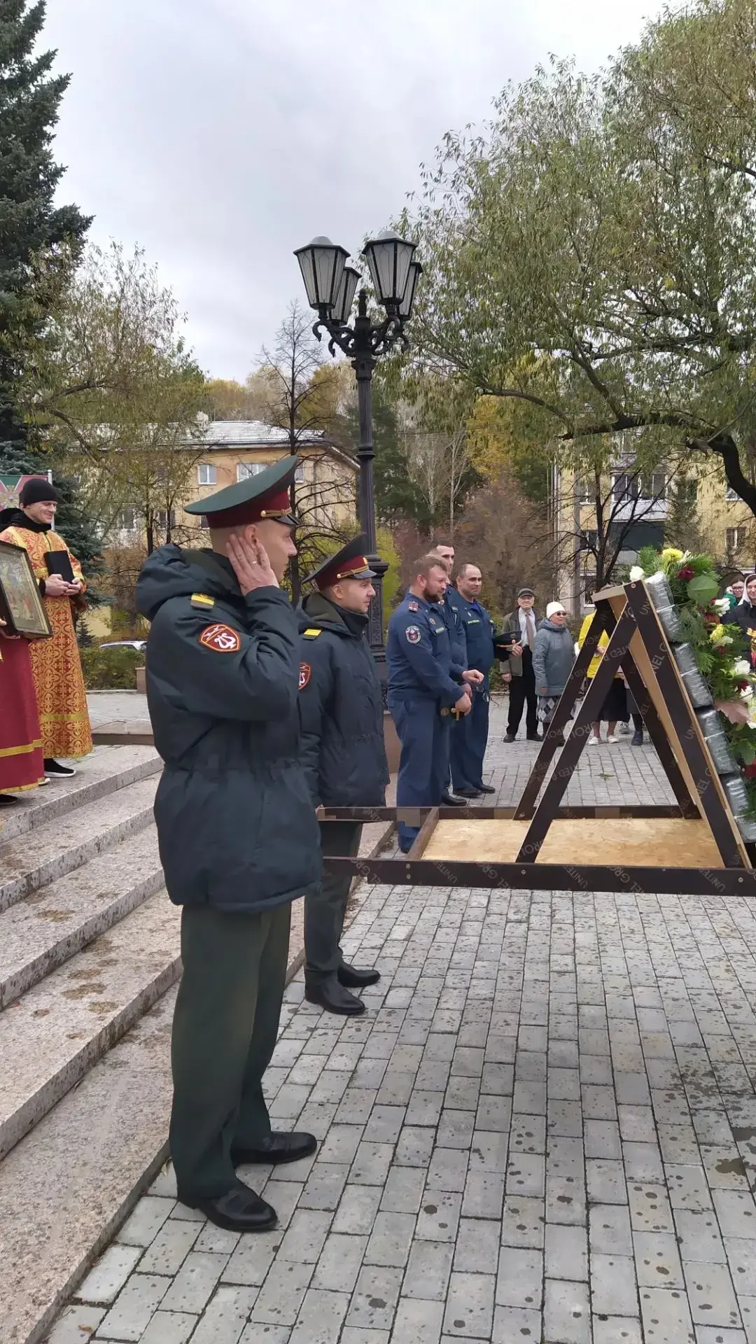 Крестный ход движется к памятнику Победы