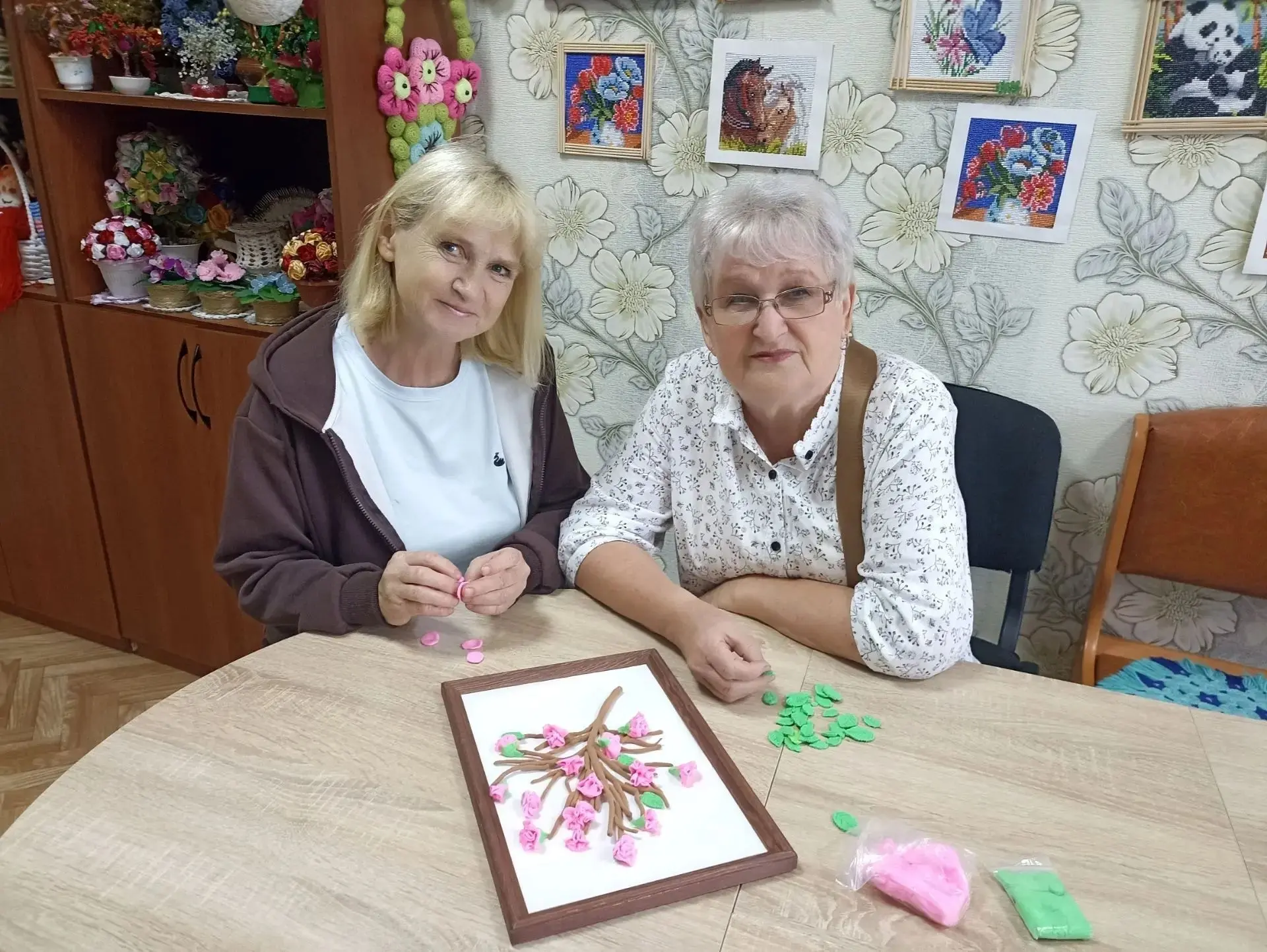 🎨 В Мамадыше участники отделения «Забота» создали цветочное панно из пластилина