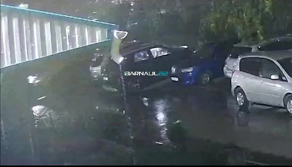⚠️В Барнауле неизвестный обчистил автомобиль