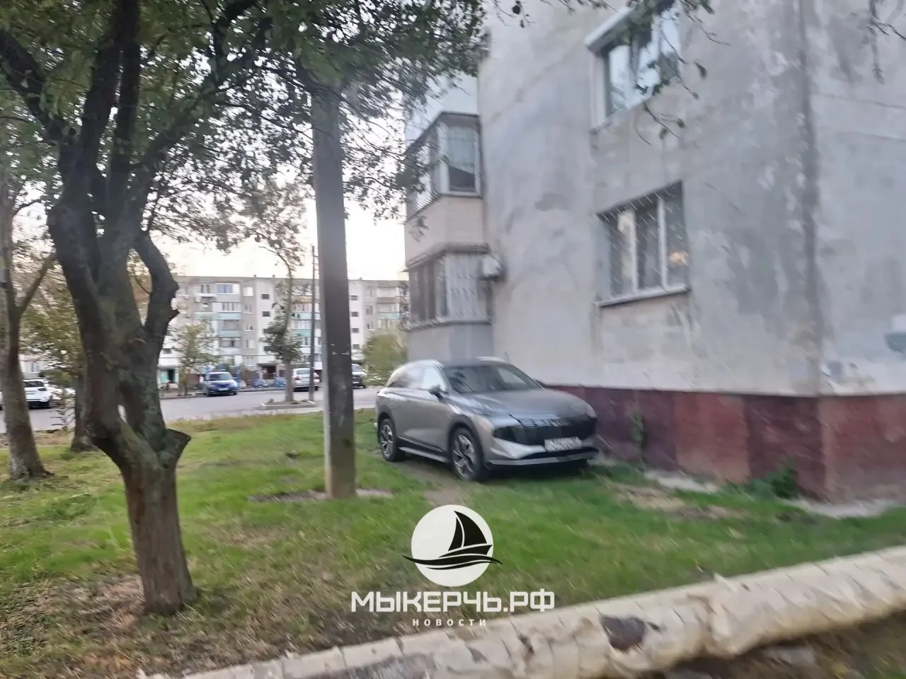 ❌Керчане жалуются на парковку иномарки на газоне под окнами