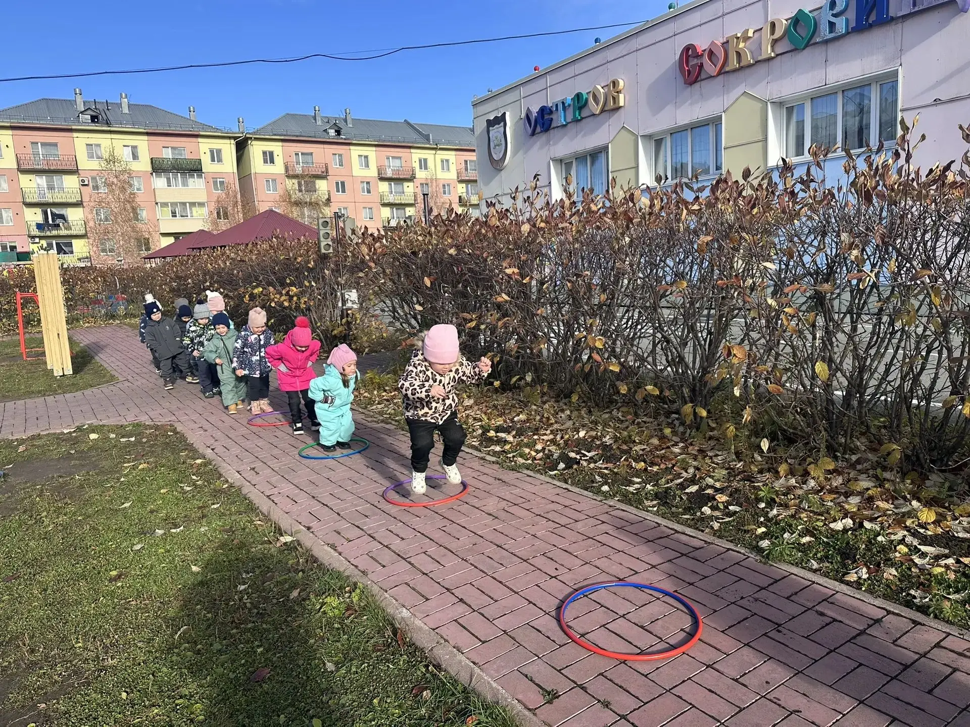 Сегодня наша обычная прогулка превратилась в настоящее приключение! Ребята из группы «Ф...
