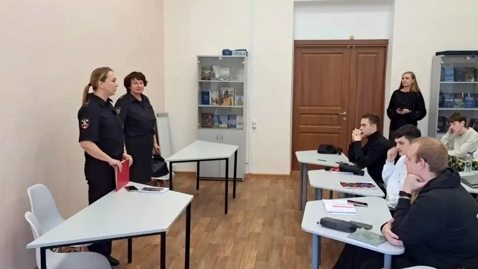 Представители регионального УМВД обсудили вопросы трудоустройства со студентами-юристам...