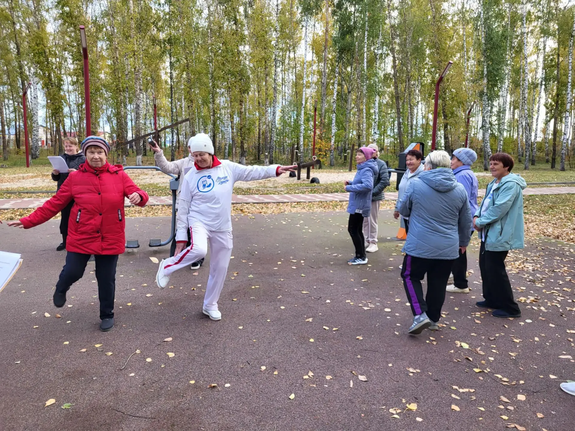 Под звуки вальса: в парке Победы прошел флешмоб клуба «Молоды душой»