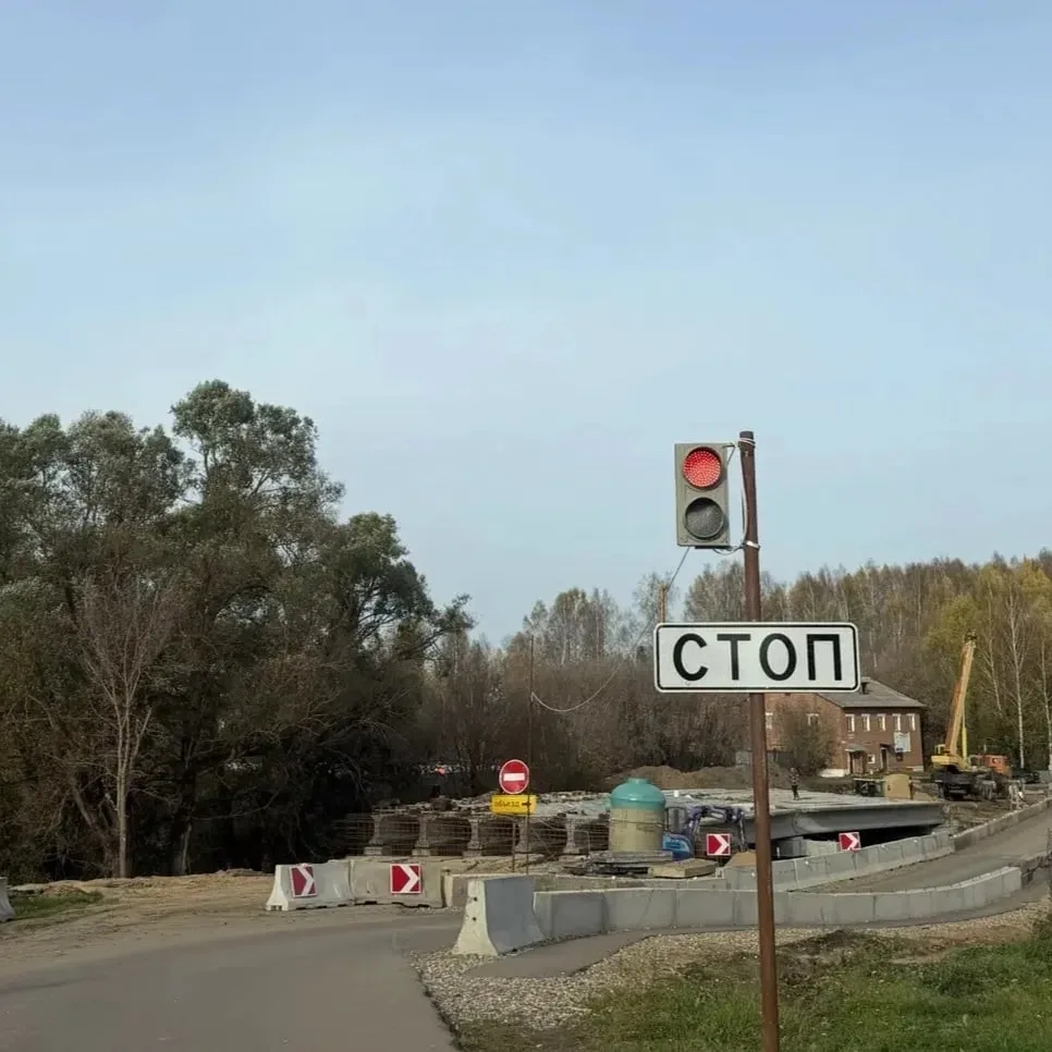 В Ново-Писцове продолжается капитальный ремонт моста через реку Сунжа на улице Крупской.