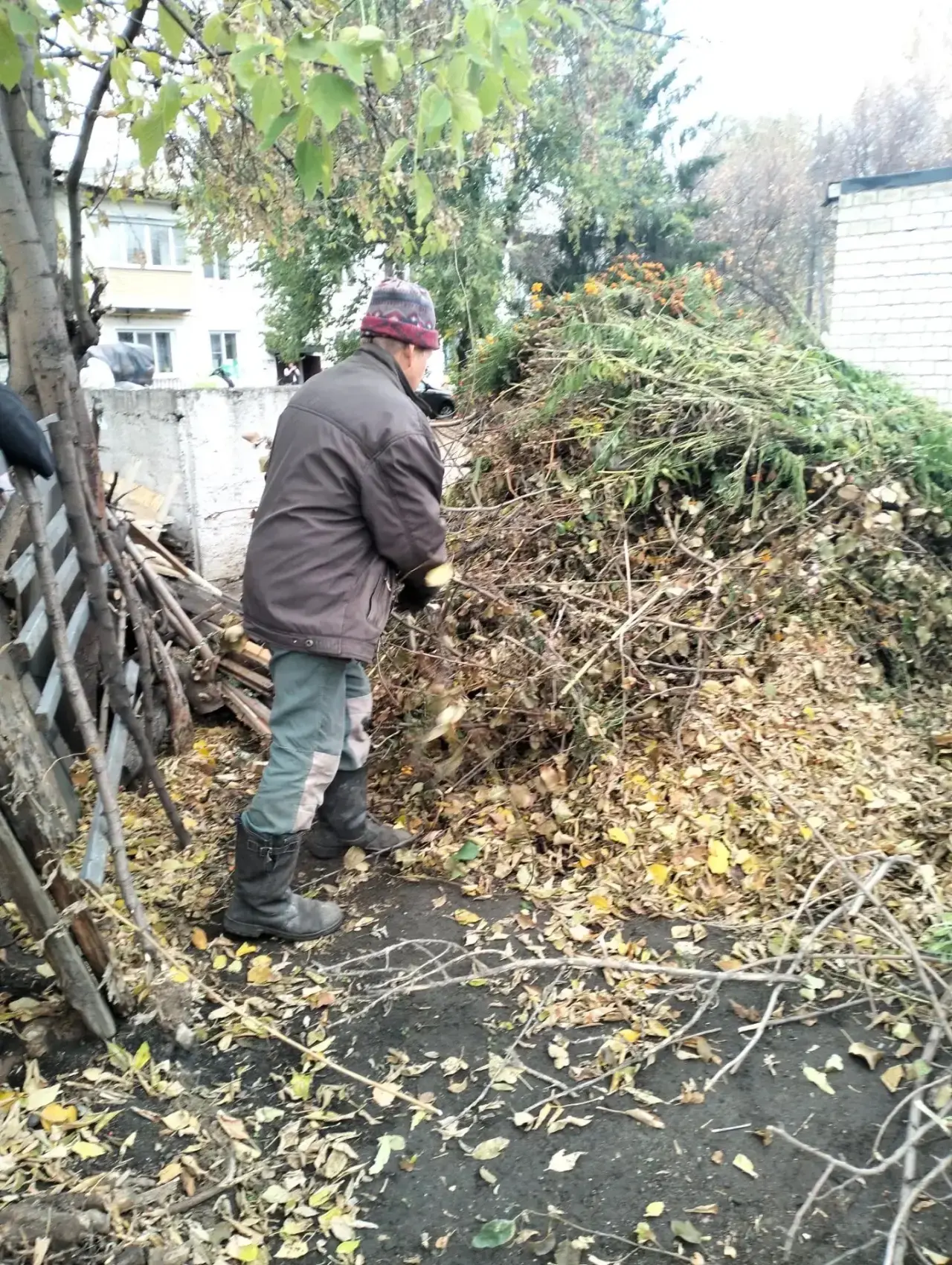 ✅ Деповская, 42, 38а — дробление веток для уменьшения объёма и последующего вывоза. 🚜