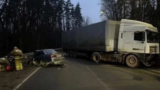 Под Воронежем иномарка столкнулась с фурой: есть пострадавший