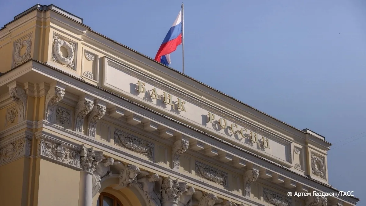 Банк России: большая часть компаний не планирует менять численность работников в 2027 г...