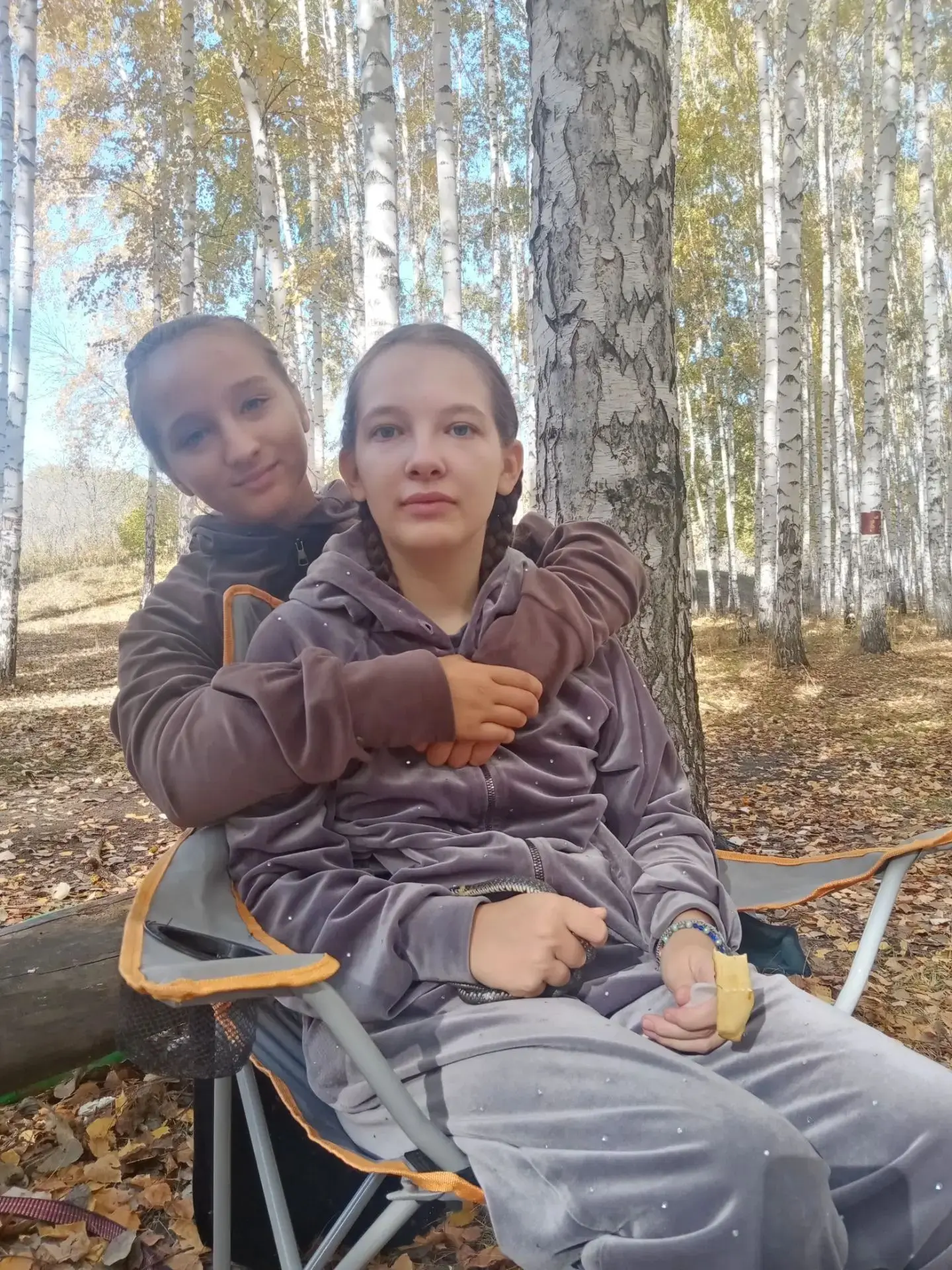 В теплый октябрьский день не хочется сидеть дома, идём в лес по грибы!