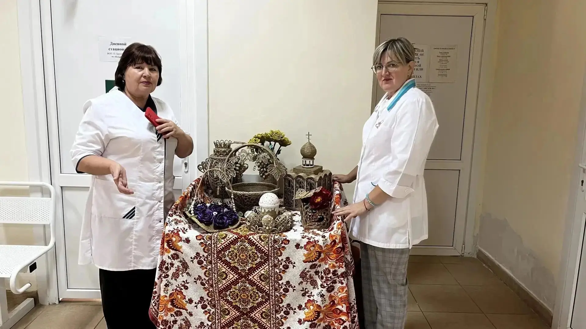 🧶 В посёлке Центральный открылась выставка «От простой нити — к изящному узору»