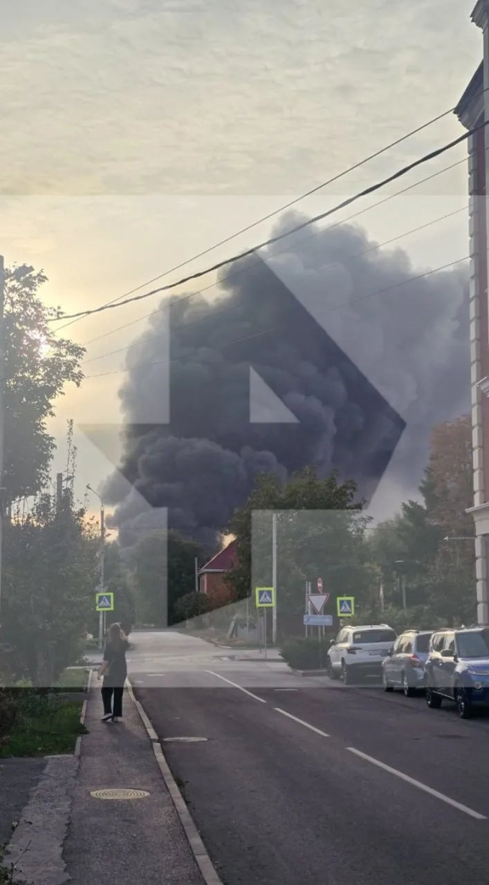 🔥 Под Ростовом разгорелся мощный пожар на складах с пластиком — огонь охватил 6 тысяч ...