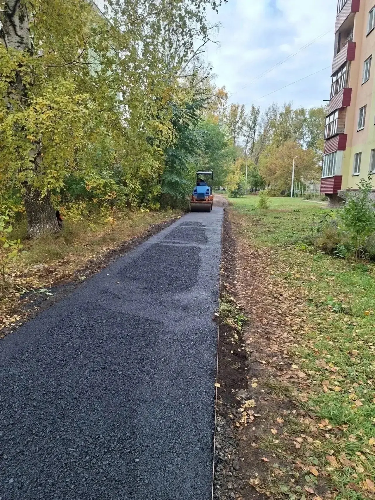 🚧 В Салавате продолжают асфальтировать внутриквартальные проезды