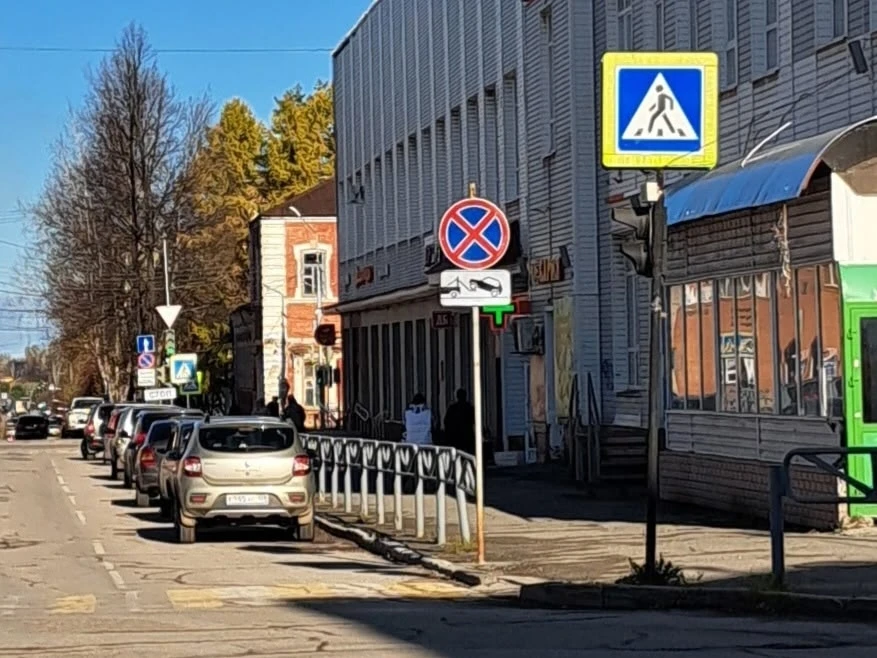 🚫 На ул. Смышляева у Центрального универмага теперь останавливаться нельзя: поставили ...