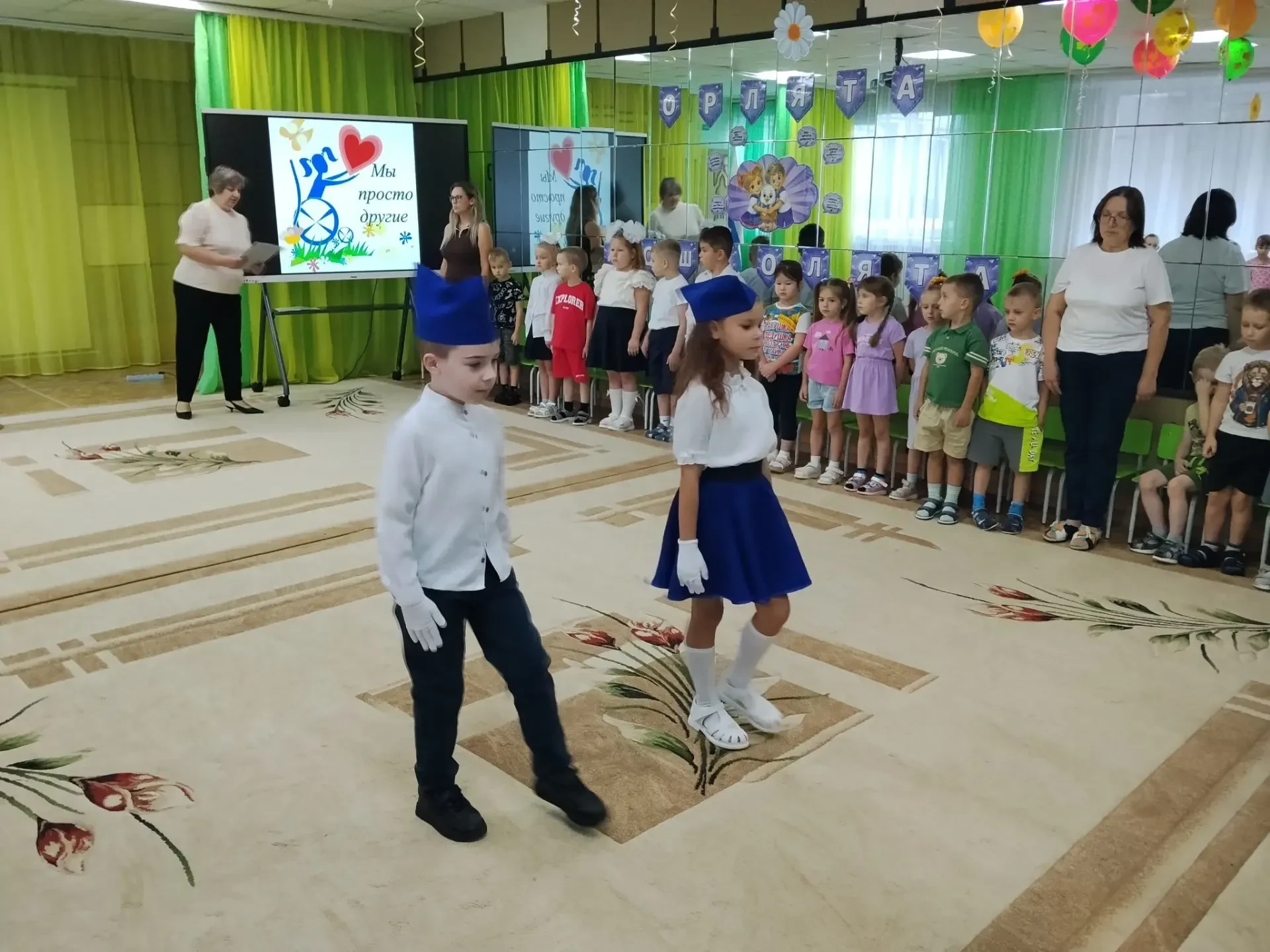 Новая неделя в детском саду традиционно началась с исполнения гимна России и почетного ...