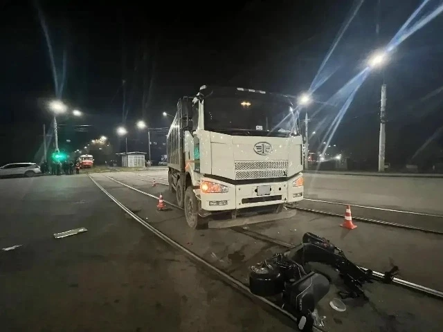 Водитель электроскутера пострадал под колёсами самосвала в Ижевске