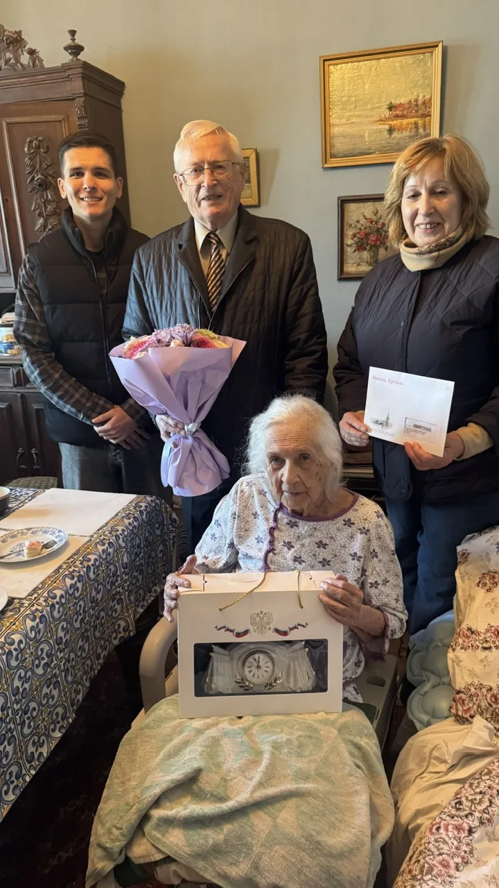 Сегодня в районе Якиманка поздравили с 95-летним юбилеем Людмилу Николаевну. 🌷