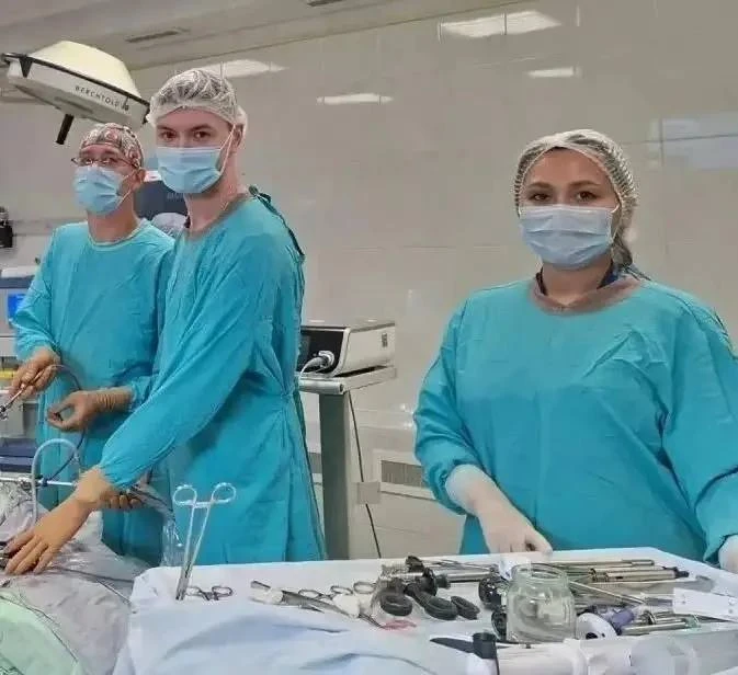 В Тюмени врачи областной клинической больницы №2 успешно прооперировали пациента с тяжё...
