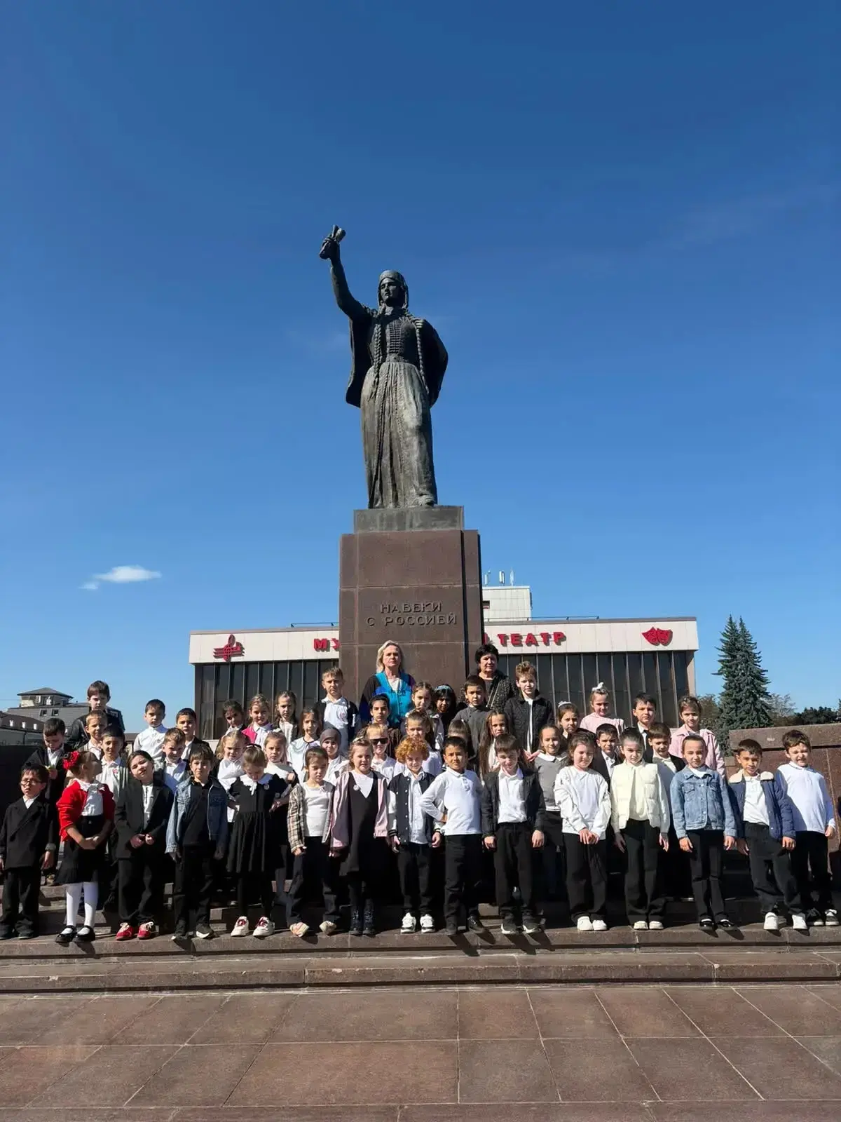 1"А" и 1 "Б" классы совершили автобусно- пешеходную экскурсию "Мой город- моя история!"...
