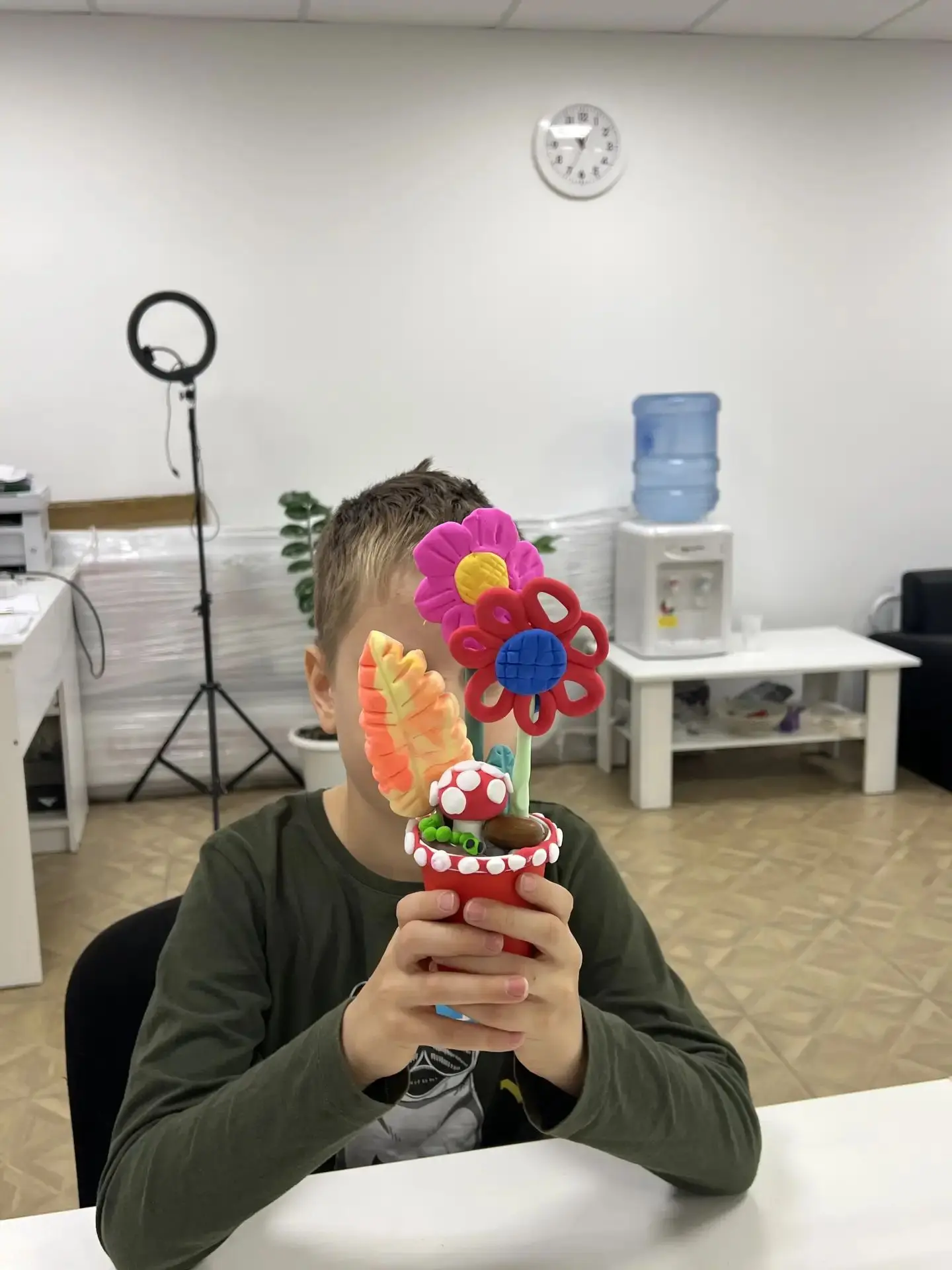 🌸Приглашаем ребят в нашу уютную творческую мастерскую на занятия лепкой)