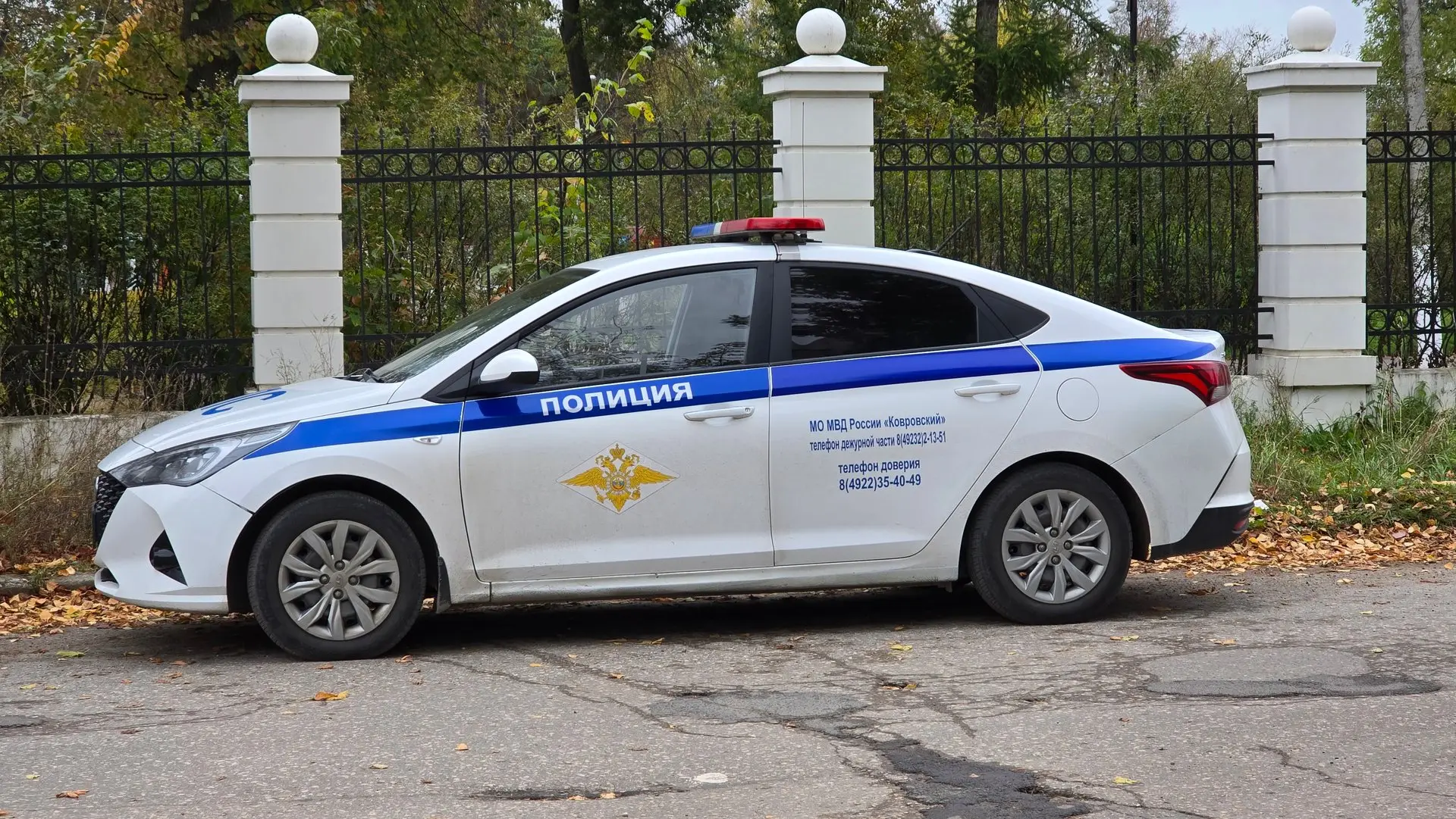 🚔🛡 «Город под надежной защитой»: Экипаж ДПС дежурит у ковровского суда.