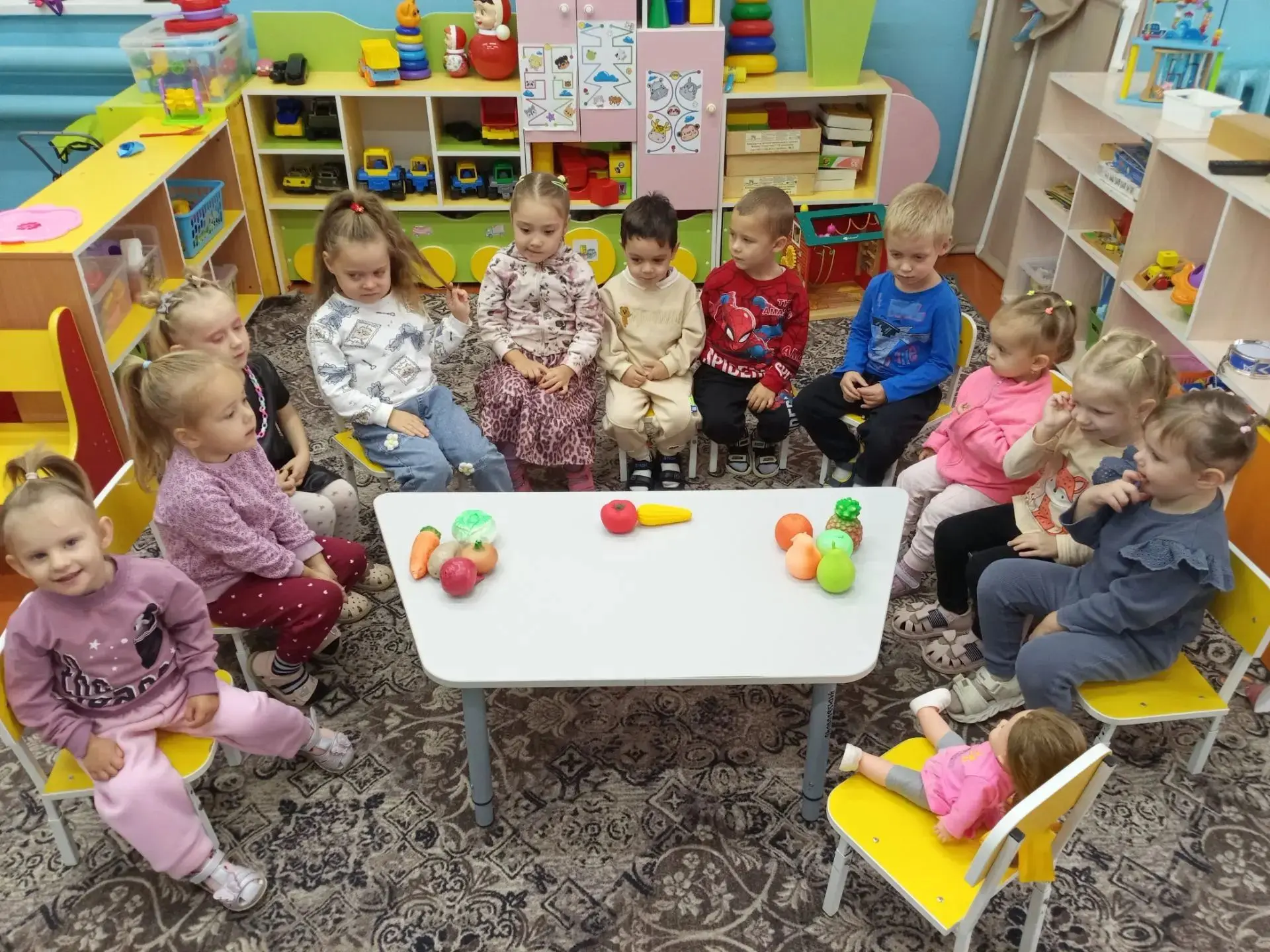Сюжетно-ролевая игра в младшей группе строится на подражании действиям взрослых и прост...