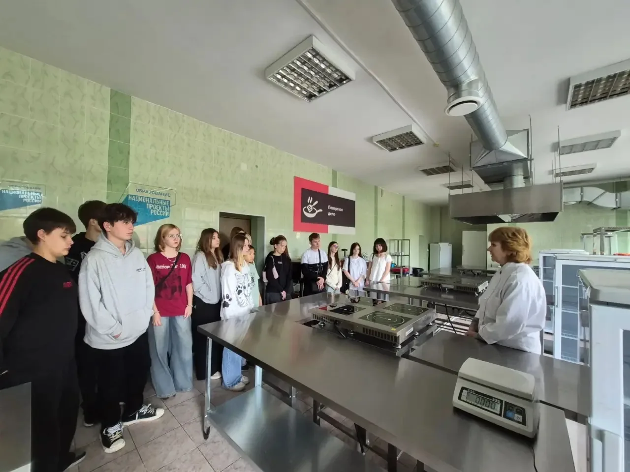 Ученики 8«А» класса посетили профессиональную пробу «Кондитер» в Подольском колледже им...