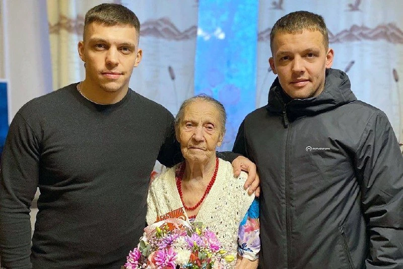 🇷🇺 Спина к спине