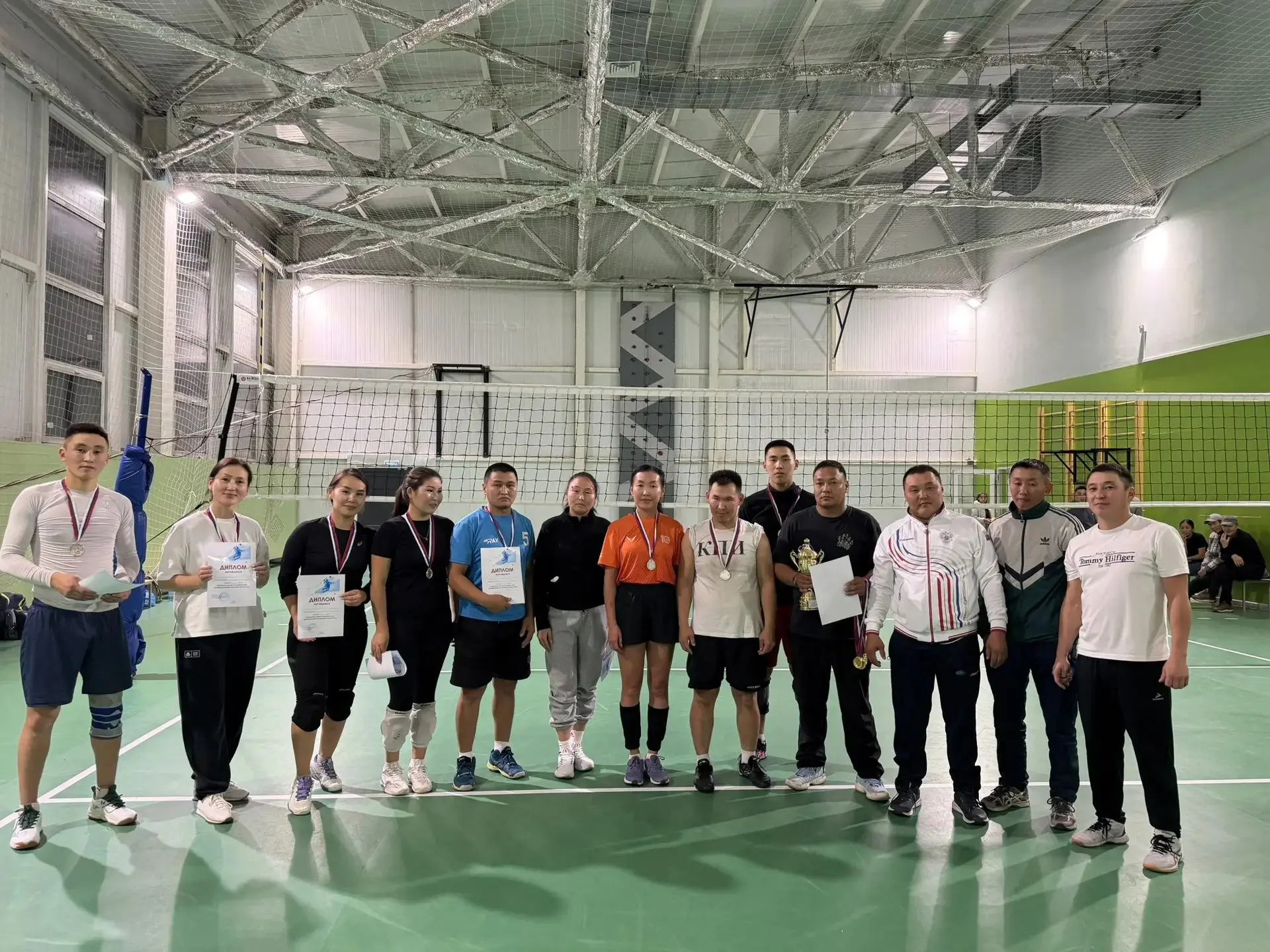 🏆 Серебро городского турнира! Наши учителя - на пьедестале! 🏐