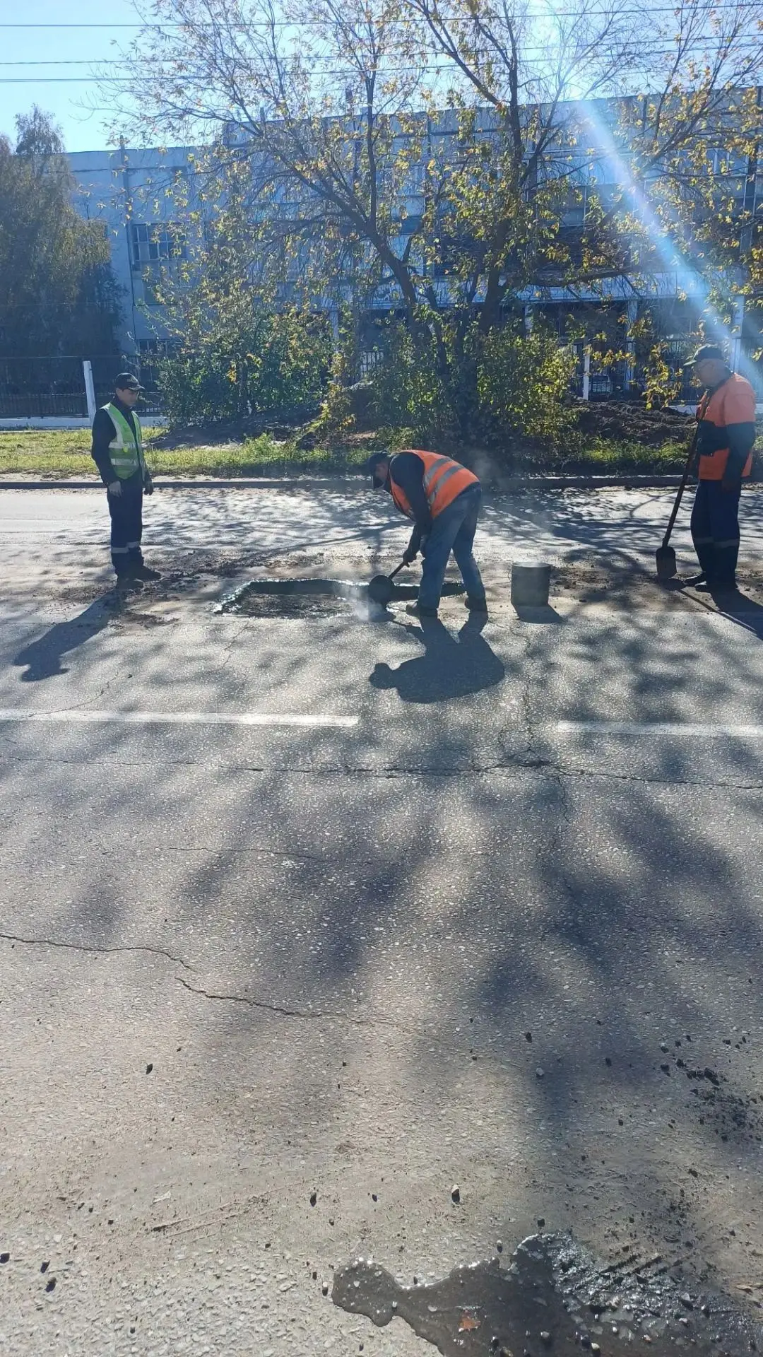 В городе ведётся ямочный ремонт дорожного полотна.