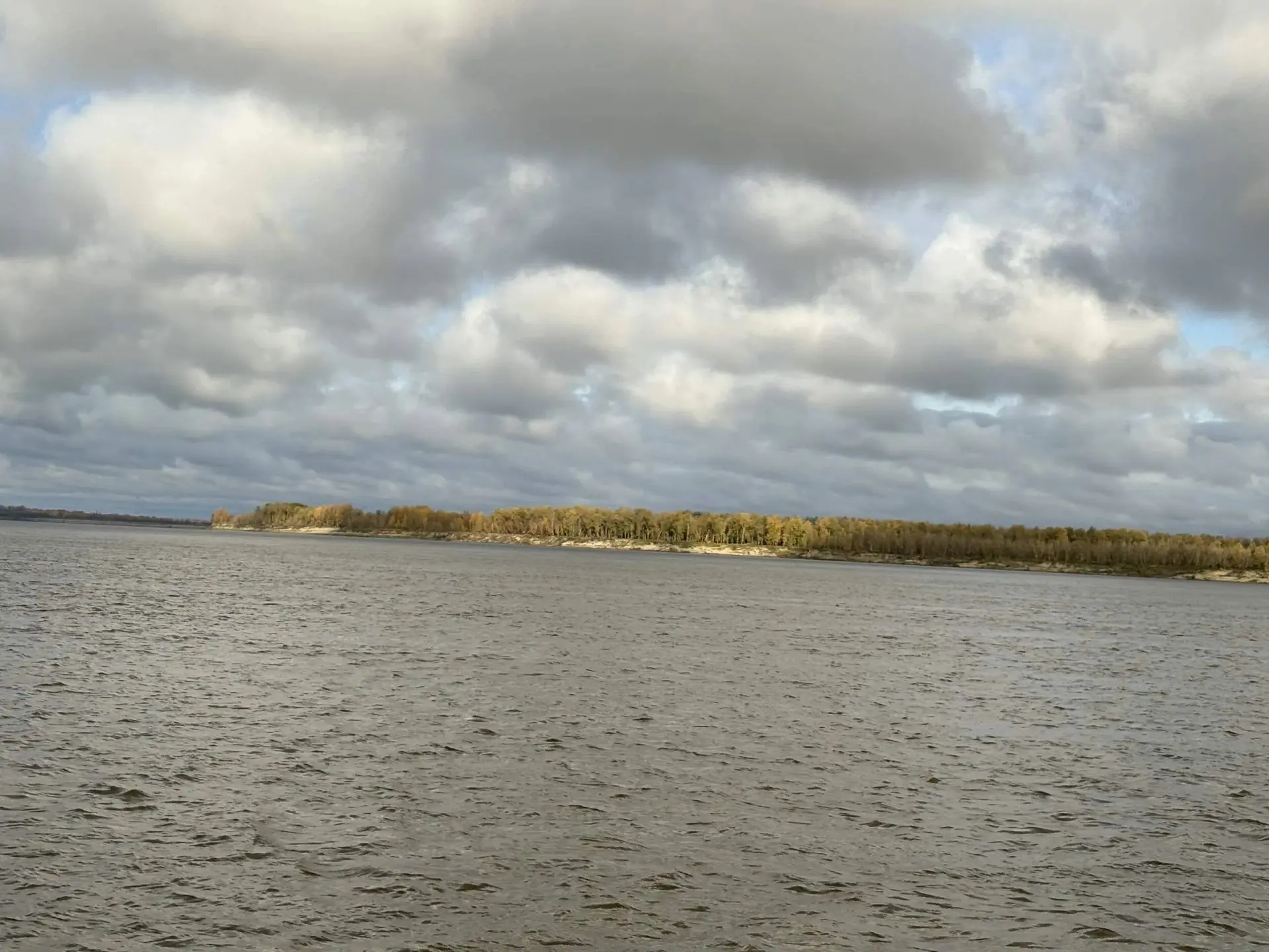Уровень воды в главной водной артерии региона реке Обь, по данным наблюдений на 15 октя...
