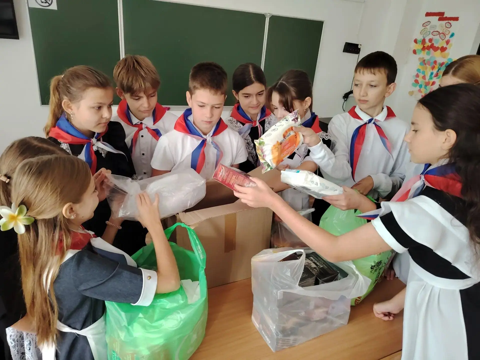Тепло из тыла: ученики 6 «А» класса собрали посылку для защитников Отечества